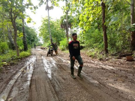 Semangat Tinggi, Personil TMMD Berjalan Kaki Menuju Lokasi Sasaran