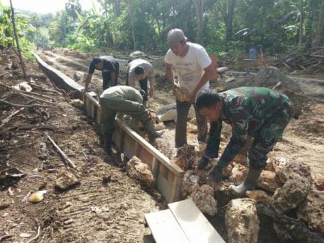 Keringat Bercucuran Demi Warga Di Desa Lallatang