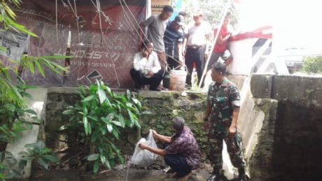 Gandeng Dinas Perikanan Satgas TMMD Jatiroyom Lepas 20 ribu Ikan di Kaliwadas