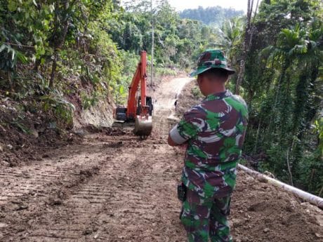 Kasdim 1312/Talaud Tinjau Jalan Produksi Yang Masih Curam