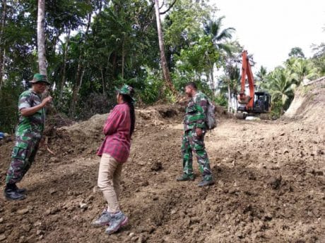 Kasdim 1312/Talaud Turun Tangan Arahkan Alat Berat