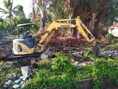 TNI Bersihkan Sampah di Desa Rusoh