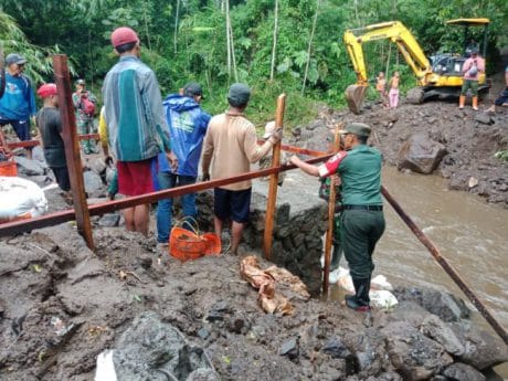 Komandan Kodim 0824 Selaku Dansatgas TMMD awasi.langsung dimulainya pengerjaan Jembatan pada TMMD Ke 104 Kodim 0824/Jember