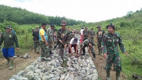 Makadam Jatiroyom-Parunggalih Pemalang, Mulai Ditata Batu