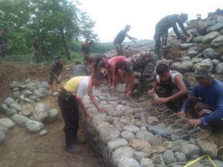 TNI-Polri dan Masyarakat Pemalang Lanjutkan Pemasangan Bronjong Kawat II