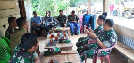 Bercengkerama sambil minum kopi bareng