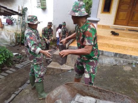 Satgas TMMD 104 Jember, Tuntaskan Pembangunan Pavingisasi Jalan Dsn. Paleran
