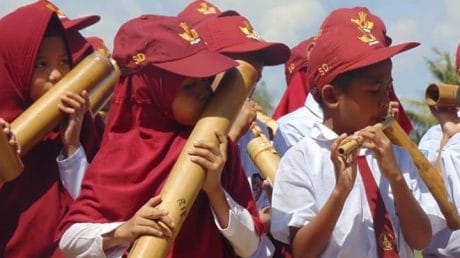 TIUPAN SULING DARI BOCAH SD MEMECAH KEHENINGAN PANGGUNG KEHORMATAN PADA PEMBUKAAN TMMD 104 KONAWE