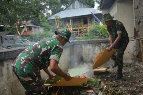 SATGAS TMMD PEDULI KEBERSIHAN LINGKUNGAN DI ENREKANG