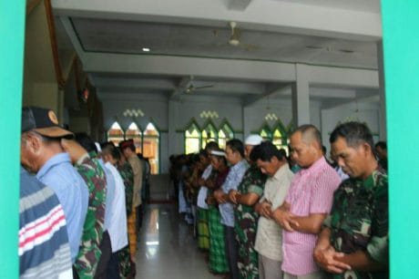 WARGA DAN SATGAS TMMD SHALAT JUM’AT BERSAMA