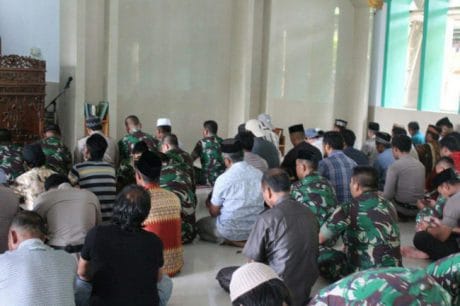 DANKI SATGAS TMMD AJAK SHALAT JUM’AT