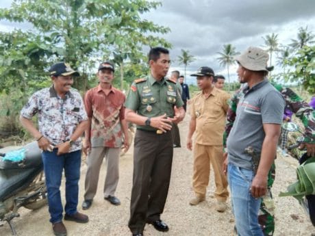 Keakraban Danrem 143/Ho Dengan Warga Sekitar TMMD 104