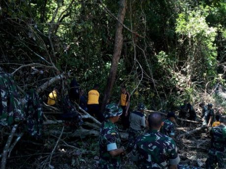 Anggota TNI dan Polri terlihat kompak dan ikut serta menyelesaikan pekerjaan