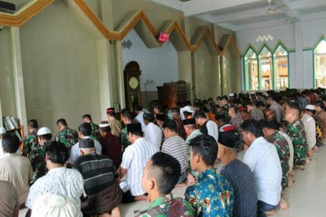 “ANGGOTA SATGAS BERBONDONG-BONDONG MELAKSANAKAN SHALAT JUM’AT