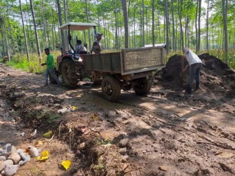 Kejar Target Material Pasir Di Dropping Dengan Traktor