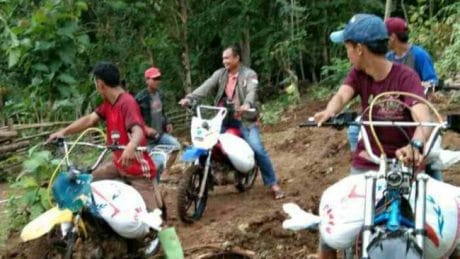 Kendarai Moga, Warga Turut Bantu Pelaksanaan TMMD di Maros