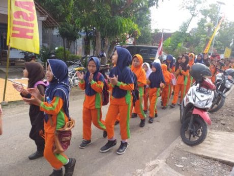 Wujud Syukur Anak-anak SDN 01 Olahraga dan Makan Bersama di Lokasi TMMD Jatiroyom