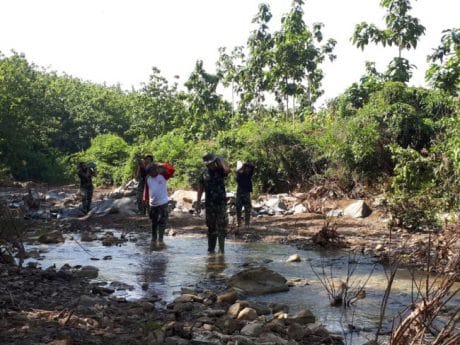 Demi Sejahterakan Warga, Satgas TMMD jatiroyom Angkat Batu Dari Sungai Maribaya