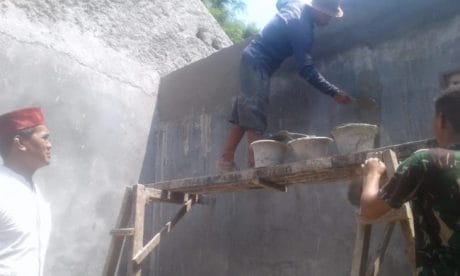 17 Hari  Berjalan Satgas TMMD Kodim 0507/Bks Bersama Warga Selesaikan Acian Rumah Amas