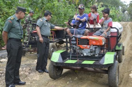 Dompeng kendaraan multi fungsi sebagai pengangkut di lokasi TMMD