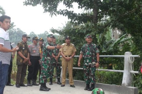 Pangdam Bersama Danrem Tinjau TMMD Pembangunan Jembatan
