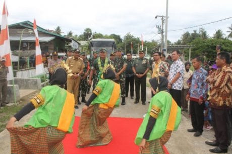 Pangdam XIV Hasanuddin Di sambut Tari Padduppa