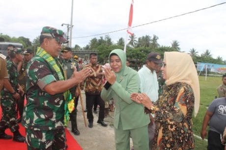 Pengalungan Sarung Sabbe Kepada Pangdam XIV/Hasanuddin