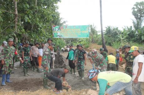 DISELA KUNJUNGAN PANGDAM XIV/HASANUDDIN KE LOKASI TMMD,SATGAS TMMD TETAP SEMANGAT BEKERJA DI LOKASI TMMD