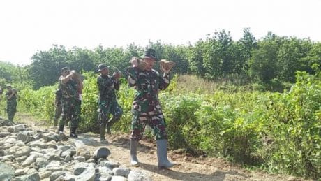 Dansatgas TMMD Reguler Pemalang Pimpin Pasukan Pencari Batu