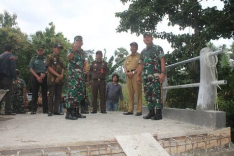 DANSATGAS TMMD 104 KODIM 1407/BONE JELASKAN KEGIATAN PEMBANGUNAN KEPADA PANGDAM XIV HASANUDDIN