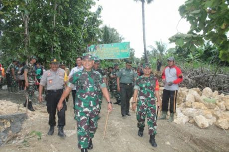 Meninjau sektor pembangunan