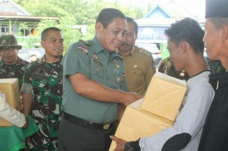 Staf Teritorial Angkatan Darat (Sterad) memberikan bantuan kepada warga di lokasi TMMD di Desa Lallatang, Kecamatan Duaboccoe, Kabupaten Bone