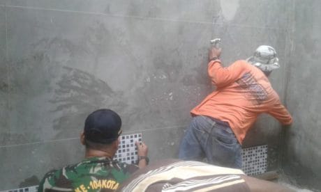 Amas : Luar Biasa Kecepatan Proses Pekerjaan TNI  Di Hari 17  Sudah Dipasang Dinding Keramik Kamar Mandi Dan WC
