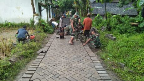 Satgas TMMD Ke 104 Kodim 0824 Bangun Jqlan Makadam Dengan.Pavingisasi