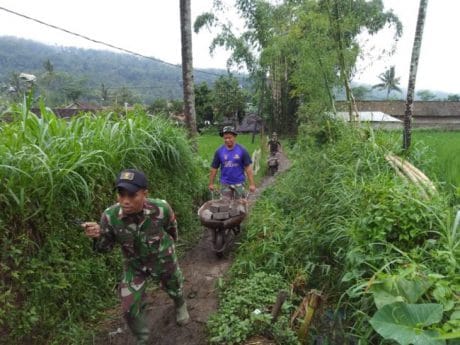 Inilah TMMD Ke 104 Kodim 0824/Jember Dengan rata Medan Yang Sulit Sehingga Material Harus Di Usung Secara manual