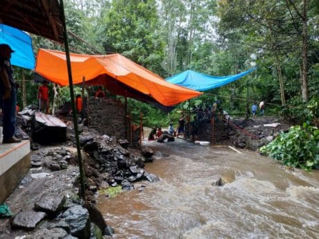 Dansatgas Bangga Dengan Semangat Pasukan Satgas TMMD Ke 104, Mereka Tetap Bekerja Meskipun Hujan dan Lembur Saat Malam