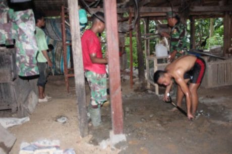 WUJUDKAN MASYARAKAT HIDUP SEHAT SATGAS TMMD BANGUN JAMBAN