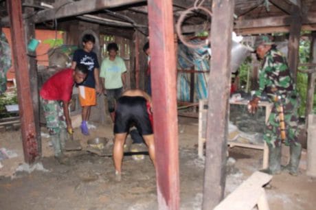 CEGAH PENYAKIT MENULAR , SATGAS TMMD BUAT JAMBAN KELUARGA