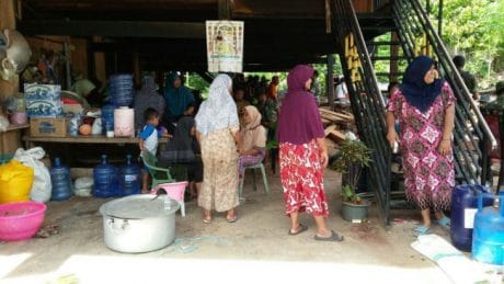 Ibu PKK Desa Tungka memasak untuk makan bersama