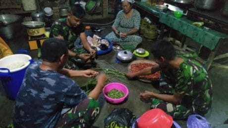 Saya merasa senang dan terharu melihat anggota TNI disela – sela istirahatnya