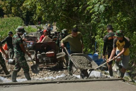 Panas matahari tidak menurunkan semangat prajurit