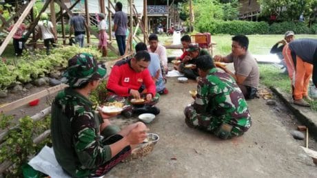 MAKAN BERSAMA MASYARAKAT SEBAGAI SARANA KOMUNIKASI DALAM KEGIATAN TMMD KE-104