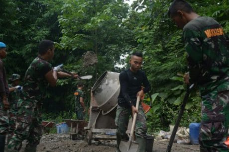 Prajurit uji kemampuan dan ketahanan fisik di lokasi TMMD