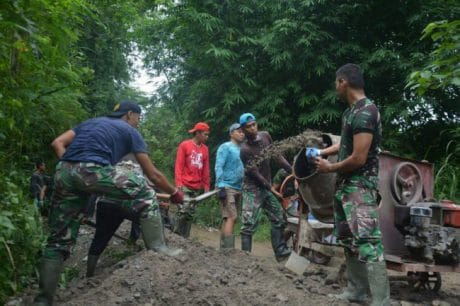 Hampir rampung, pengecoran jalan di desa Tungka