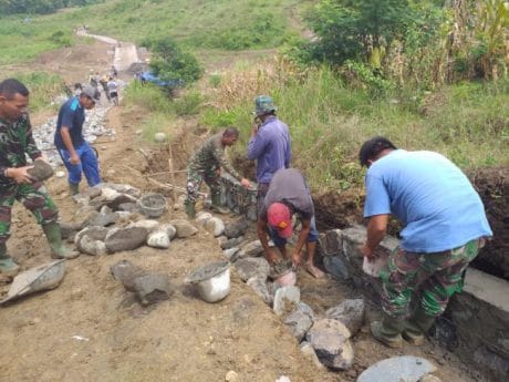 Kuswoyo, Tukang TNI Ikut Kebut Pembuatan Talud Jalan Makadam jatiroyom