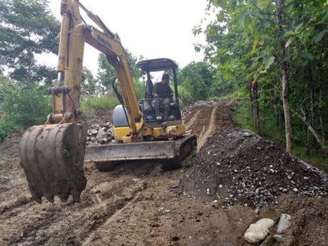 Excavator Masih Terus Meratakan Tanah Jalan Makadam Jatiroyom-Parunggalih