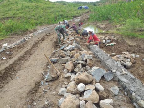 Pembuatan Jalan Makadam, Talud dan Drainase Seiring Sejalan TMMD Jatiroyom