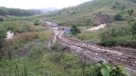 Wajah Jalan TMMD Pemalang Pasca Hujan, Hanya Traktor Lewat Mulus