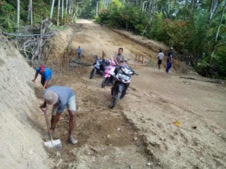 Pembersihan Lokasi Jembatan I Desa Bakubakulu, Saat Selesai Di bangun