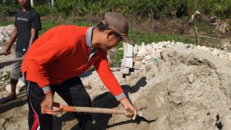 Kades Kapiroe Ikut Sumbangsih Pelaksanaan TMMD